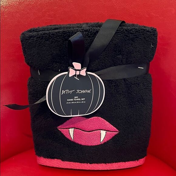 Betsey Johnson Black and Pink Hand Towels - Picture 1 of 2
